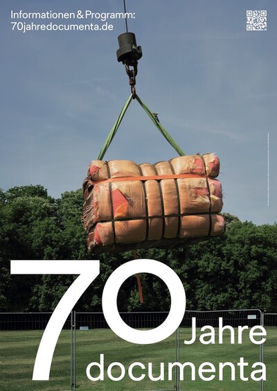 Plakat der 70 Jahre documenta Kampagne. Zu sehen ist ein großes, geschnürtes Paket, das in der Luft hängt. Auf dem Plakat steht groß "70 Jahre documenta".