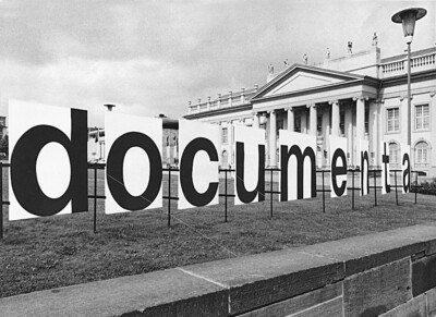 Schriftzug "documenta" am Friedrichsplatz mit Fridericianum im Hintergrund