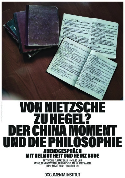 Veranstaltungsplakat mit Text und aufgeschlagenen Notizb&uuml;chern