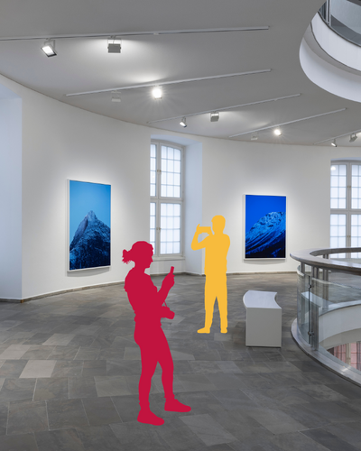 Collage: Silhouetten zweier Menschen, die Fotos machen auf einem Foto der Ausstellung &ldquo;The Pause That Dreams Against Erasure&rdquo; von Catherine Opie im Fridericianum Kassel.