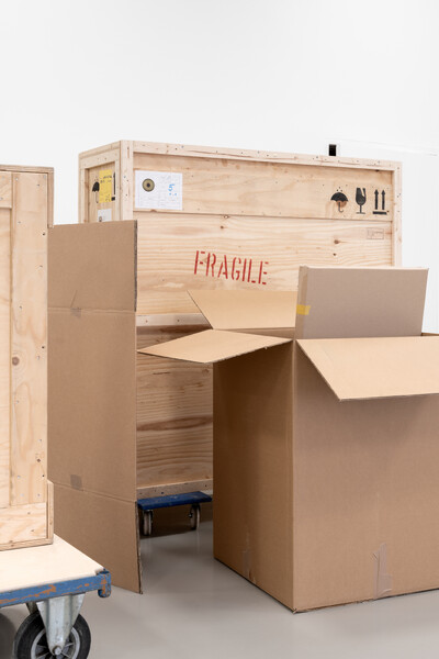 Foto von Pappkartons und Holzkisten f&uuml;r den Versand von Kunstwerken.
