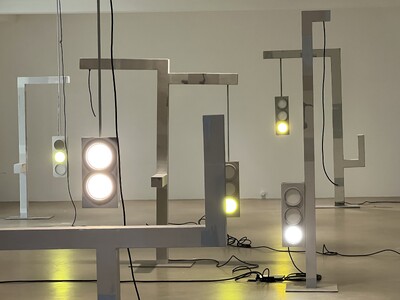 Foto einer Installation von Peter Fischli