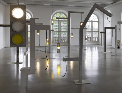 Foto einer Installation von Peter Fischli mit Ampelartigen Objekten in einem Raum.