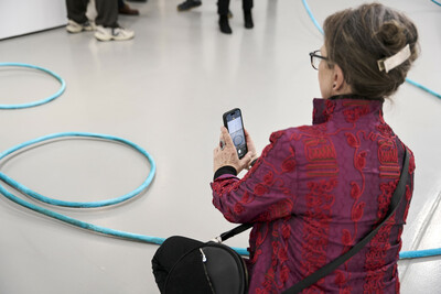 Besucherin in der Ausstellung