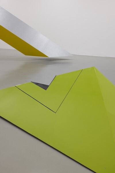 Foto der Werke "3 Wheeled Car" und "Topanga" von Robert Grosvenor.