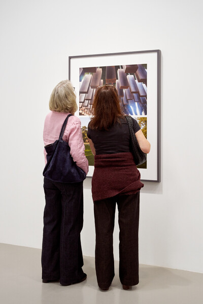 Foto von zwei Menschen vor dem Werk &ldquo;The National Memorial for Peace and Justice, Montgomery, Alabama, New Orleans, Louisiana&rdquo; von Catherine Opie.