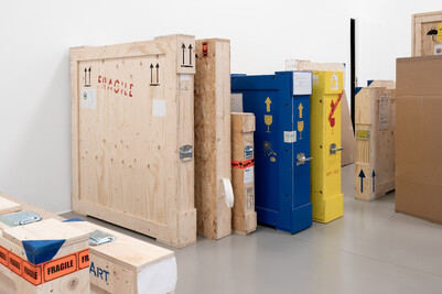 Foto von Kisten die zum Verschicken von Kunst verwendet werden.