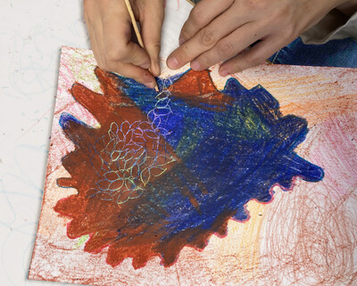 Foto von Händen, die ein Bild gestalten.