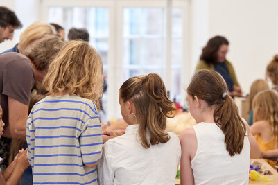 Foto von Kindern von hinten, beim Basteln.
