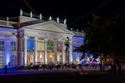 Das Gebäude des Fridericianum belebt und bei Nacht.