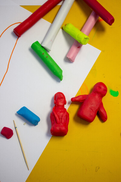 Foto von Figuren aus Knete.