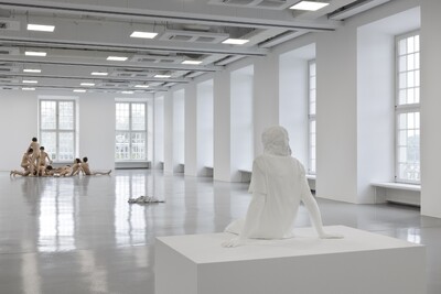 Foto der Ausstellung von Charles Ray im Fridericianum.