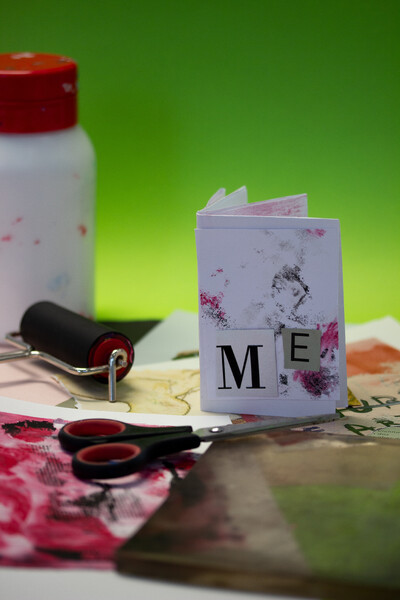 Foto von einem kleinen Magazin und Bastelmaterialien