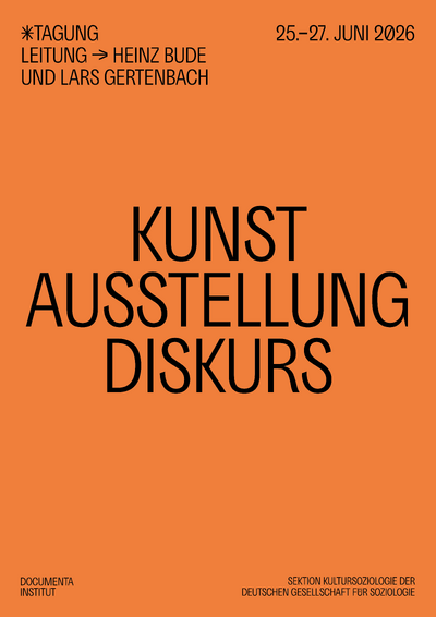 Orangefarbenes Plakat mit schwarzer, zentrierter Typografie. In der Mitte stehen die großen Worte „KUNST AUSSTELLUNG DISKURS“. Oben links sind Informationen zur Tagungsleitung, oben rechts das Datum „25.–27. Juni 2026“ gesetzt, unten links und rechts stehen weitere institutionelle Angaben.