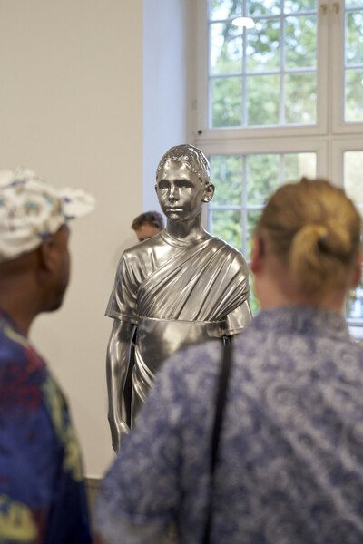 Foto von Menschen in der Ausstellung von Charles Ray im Fridericianum.