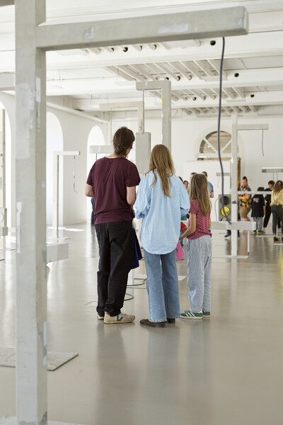 Foto von Menschen in der Ausstellung von Peter Fischli
