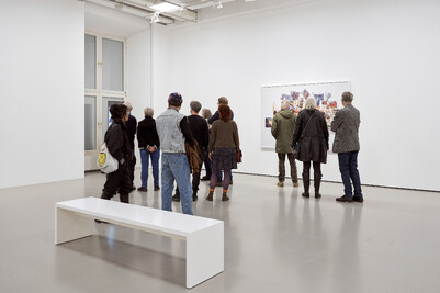 Foto von Menschen in der Ausstellung "The Pause That Dreams Against Erasure" von Catherine Opie.