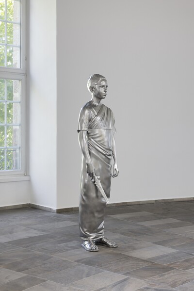 Foto der Skulptur "School Play" von Charles Ray im Fridericianum