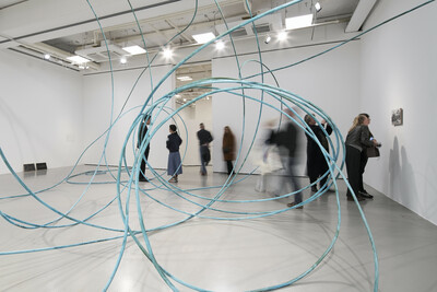 Menschen in der Ausstellung: "Mario García Torres – A History of Influence", im Vordergrund das Werk "Manifestazione tangibile di una fantasia mentale".