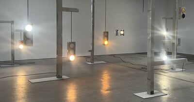 Foto einer Installation mit leuchtenden Ampeln von Peter Fischli.