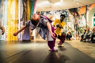 Menschen tanzen in der Rotunde des Fridericianum
