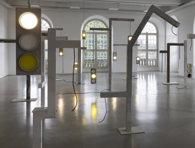 Foto einer Installation von Peter Fischli mit Ampel-&auml;hnlichen Objekten.