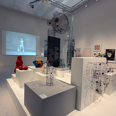 Drahtskulpturen und andere Werke des Künstlers Harry Kramer im Ausstellungsraum