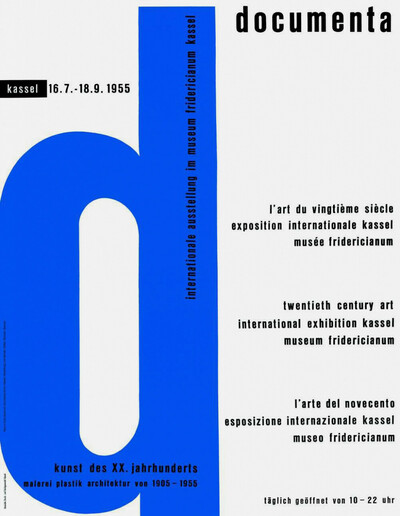 Ein Plakat für die "documenta" Kunstausstellung in Kassel aus dem Jahr 1955. Das Design ist minimalistisch mit einer dominanten blauen, stilisierten "d" Form auf weißem Hintergrund. Der Text informiert über die Ausstellung für moderne Kunst des 20. Jahrhunderts im Museum Fridericianum, mit den Veranstaltungsdaten vom 16. Juli bis 18. September 1955.