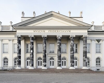 Portikus des Fridericianum mit künstlerischer Intervention von Dan Perjovschi; schwarz bemalte Säulen mit weißen Skizzen