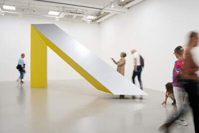 Menschen in der Ausstellung von Robert Grosvenor, vor dem Werk "Topanga"