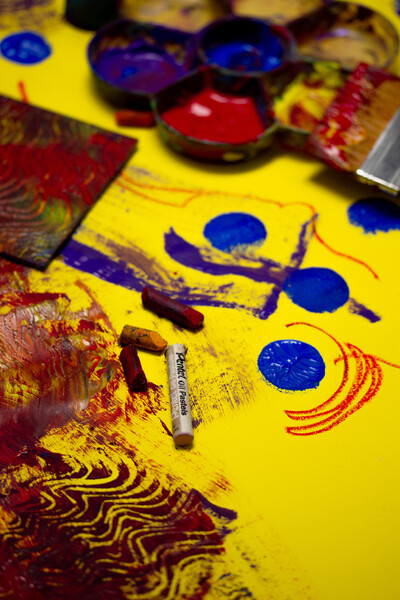 Foto eines Tisches von oben mit Materialien zum Malen eines Bildes.