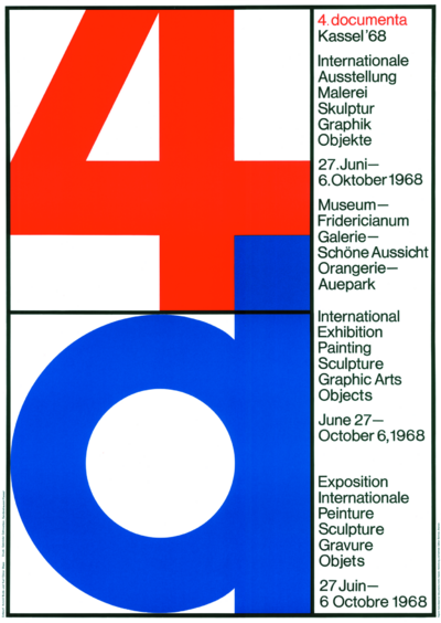 Plakat zur documenta 4 von 1968 mit einer großflächigen roten „4“ im oberen und einer blauen, spiegelverkehrten „a“ im unteren Bereich auf weißem Hintergrund. Rechts davon mehrsprachiger Text zur Ausstellung: „4. documenta Kassel ’68“, darunter Angaben zu Datum, Ort und Inhalten der internationalen Ausstellung in Deutsch, Englisch und Französisch.
