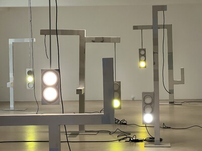 Foto einer Installation von Peter Fischli