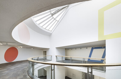 Foto der Installation von Tomma Abts im Fridericianum