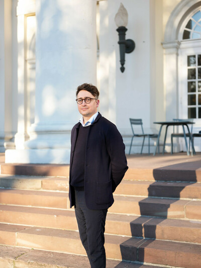 Moritz Wesseler steht vor dem Fridericianum.