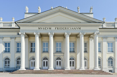 Das Fridericianum ist ein großes, altes Gebäude in Kassel. Hier gibt es Kunst-Ausstellungen und Veranstaltungen.