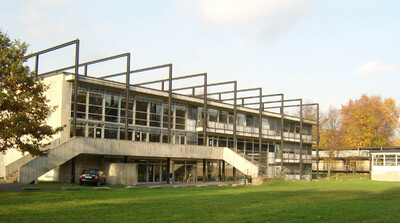 Ein modernes Gebäude mit viel Glas und Beton. Es ist die Kunsthochschule in Kassel.