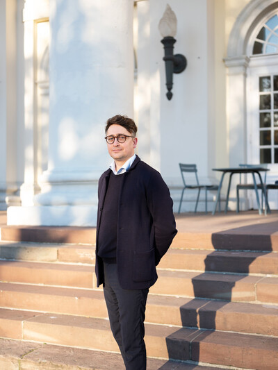 Moritz Wesseler steht vor dem Fridericianum.