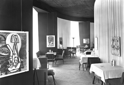 Ein Café in der Ausstellung im Museum Fridericianum. An der Wand hängen Bilder von Pablo Picasso.