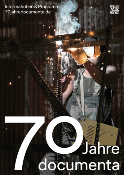 Plakat in großen Buchstaben 70 Jahre documenta