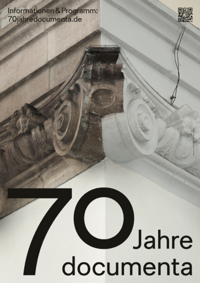 Eine Detailaufnahme von einer Ecke des Fridericianum. In großen Buchstaben steht 70 Jahre documenta auf dem Plakat.