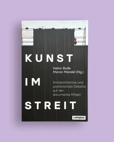 Das Buchcover mit einem Bild von der documenta 15. Der Buchtitel steht in großen weißen Buchstaben.
