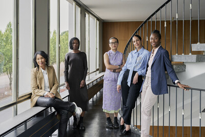 Das Künstlerische Team der documenta 16 sitzt und steht nebeneinander in einem Treppenhaus
