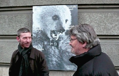 Ross Birrell und David Harding vor einem Ausstellungsplakat in der Kunsthalle Basel