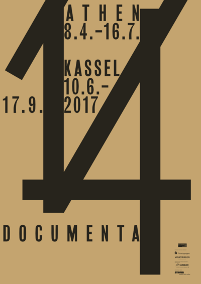Das Plakat nennt Titel, Ausstellungsorte und Laufzeiten der Ausstellung: Athen (8. April – 16. Juli 2017) und Kassel (10. Juni – 17. September 2017). Gestaltung im typografisch reduzierten Stil mit Fokus auf Textinformation.