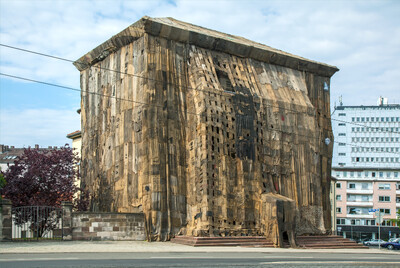 Ein in Jutestoff eingeh&uuml;lltes Geb&auml;ude in Kassel