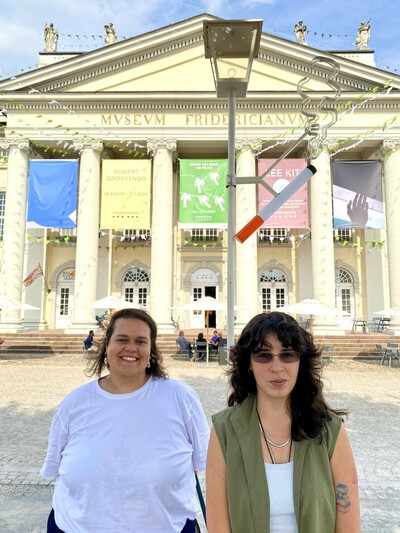 Porträtaufnahme: Zwei junge Frauen vor dem Fridericianum