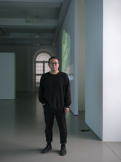 Der Künstler in dem Ausstellungsraum.