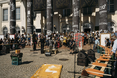 Viele Leute vor dem Fridericianum die gemeinsam musizieren.