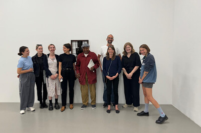 Melvin Edwards in Kassel mit den Mitarbeitenden aus dem Fridericianum, die die Ausstellung begleitet haben.